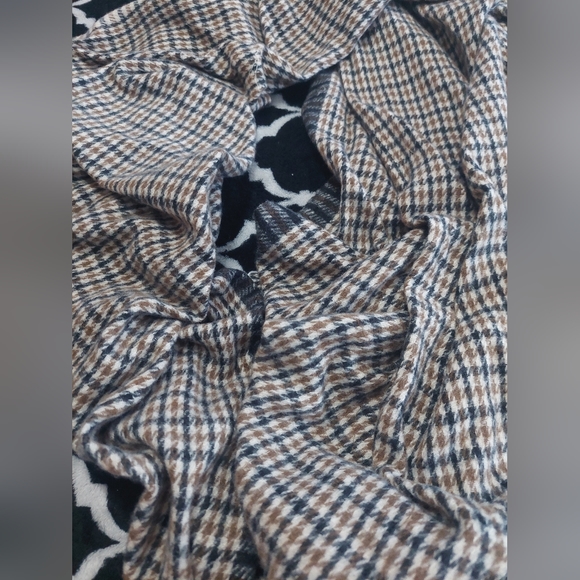 Lot of three scarves (red plaid by Chaps, tan cashmere pashmina, pink soft knit) - Picture 10 of 13